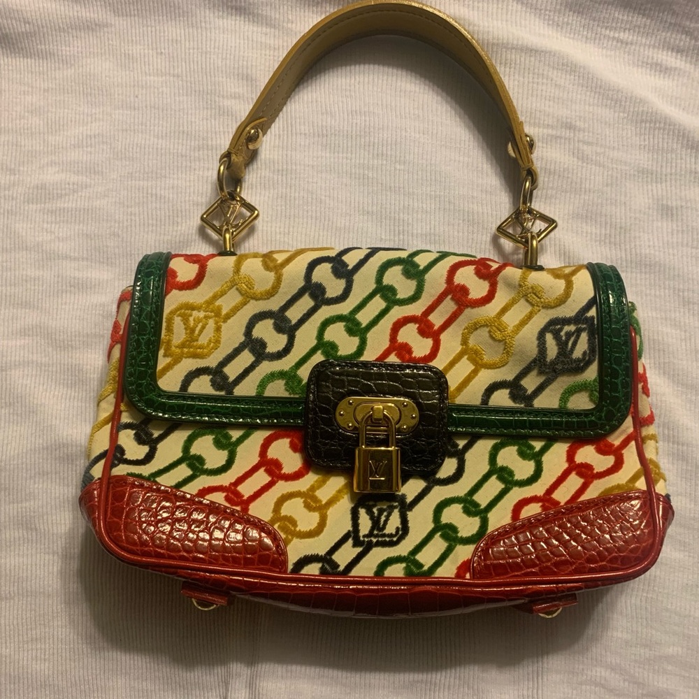 Stylish and in excellent condition Louis Vuitton medium sized purse